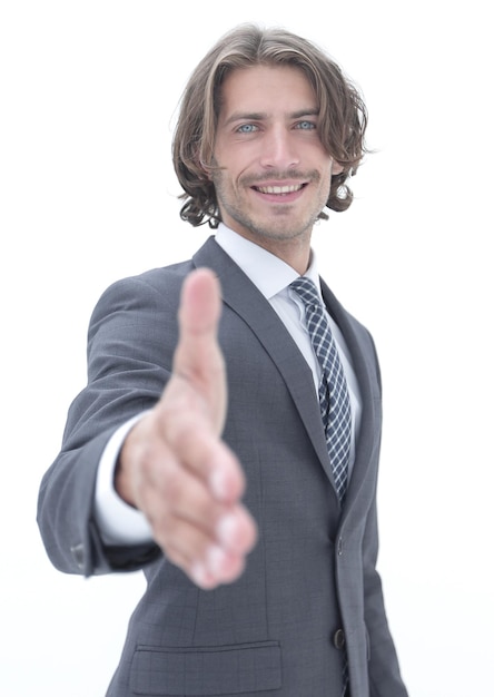 Empresario sonriente ofreciendo su mano a modo de saludo para cerrar un trato en sociedad o felicitaciones