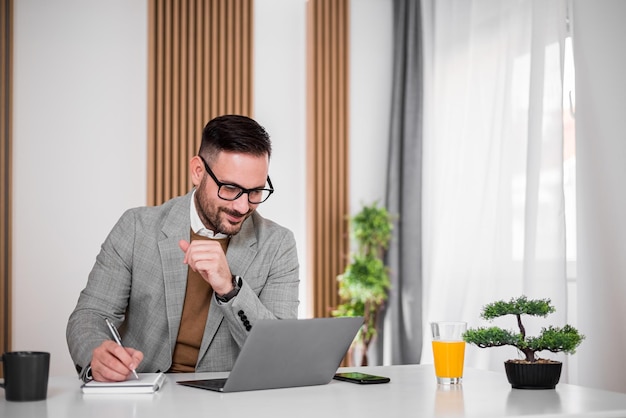 Empresario sonriente satisfecho con los ingresos de la empresa