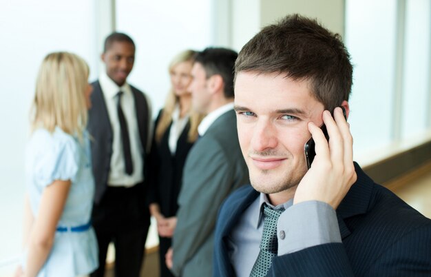 Empresario sonriente en el teléfono en la oficina