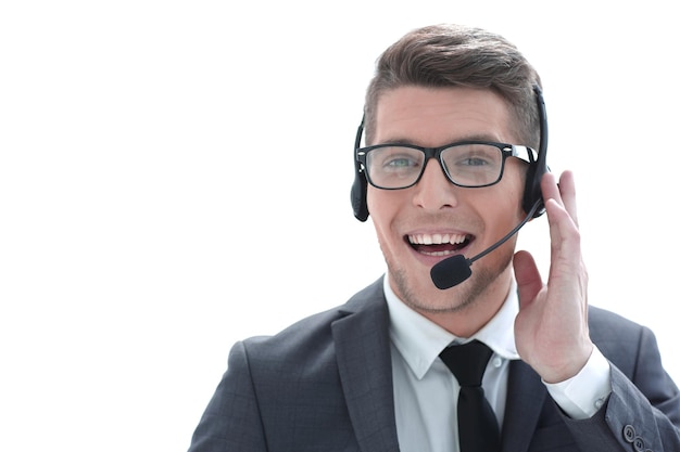 Empresario sonriente usando auriculares cuando habla con el cliente