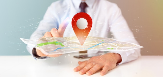 Empresario con un soporte de alfiler de renderización 3D en un mapa