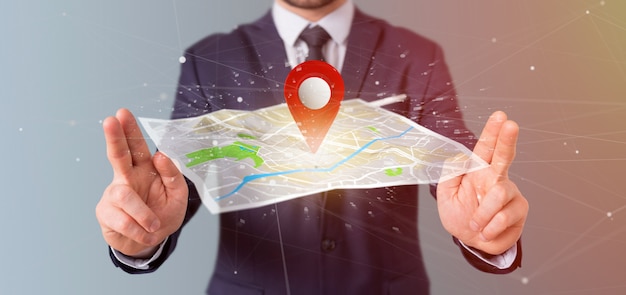 Empresario con un soporte de alfiler de renderización 3D en un mapa