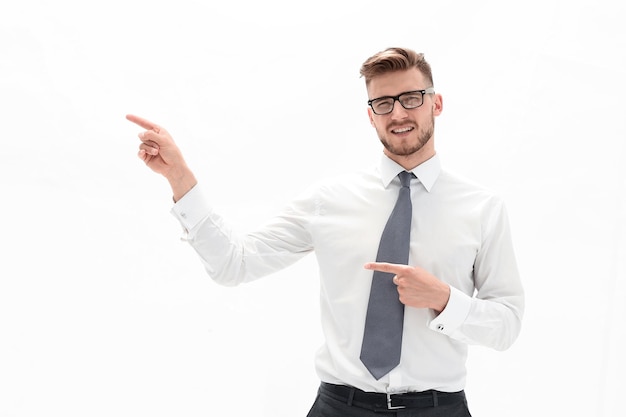 Empresário sorridente apontando os dedos para o espaço brancophoto com espaço de texto