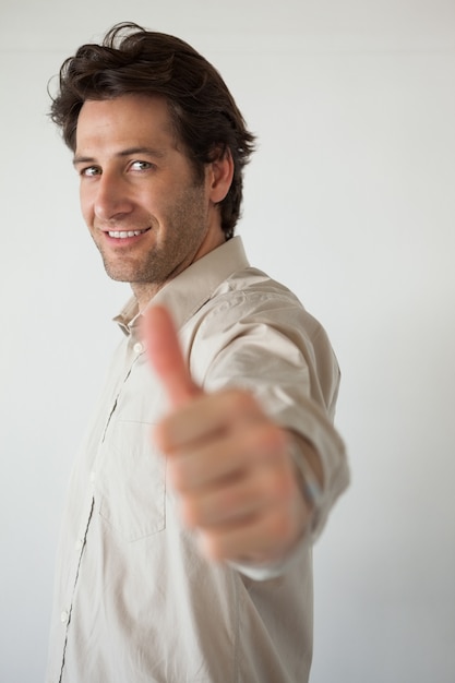 Foto empresário sorridente casual mostrando polegares para a câmera