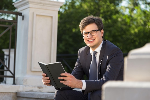 Empresário sorridente com livro