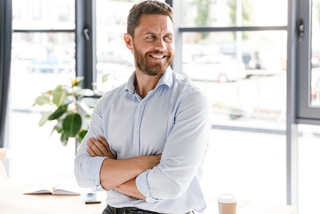 Empresário sorridente com os braços cruzados