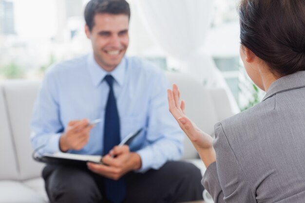 Empresário sorridente conversando com seu colega