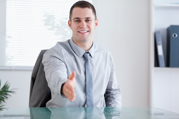 Foto empresário sorridente cumprimentando seu parceiro de negociação