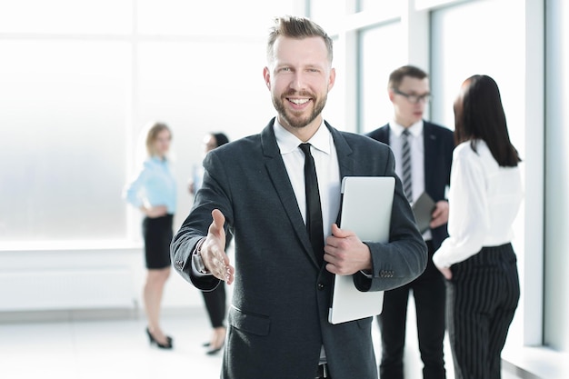 Empresário sorridente dando a mão para um aperto de mão