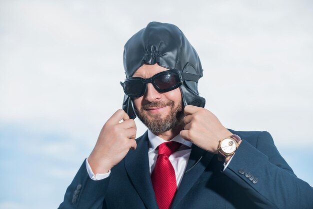 Foto empresário sorridente de terno e chapéu de piloto prepare-se