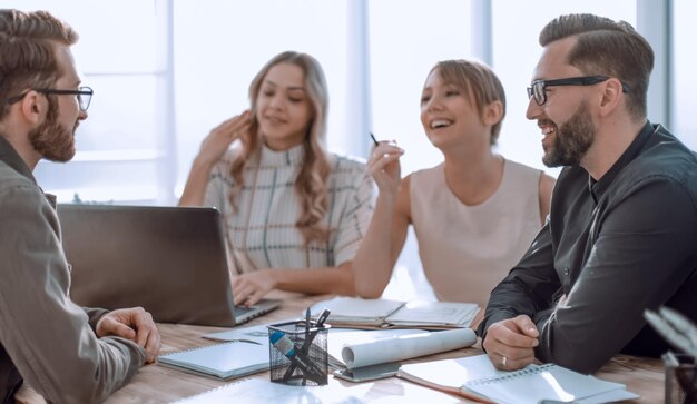 Empresário sorridente em uma reunião de trabalho no escritório