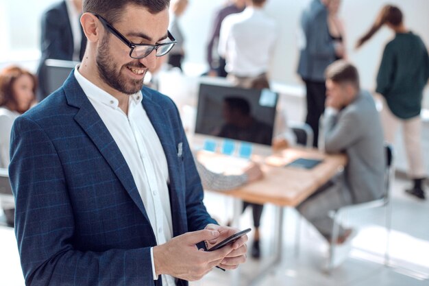 Foto empresário sorridente lendo correspondência em seu smartphone