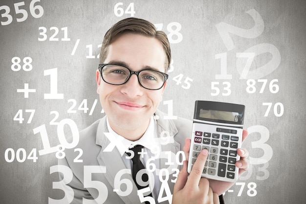 Foto empresário sorridente nerd mostrando calculadora contra fundo branco