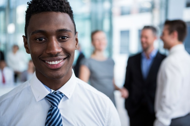 Empresário sorridente no escritório