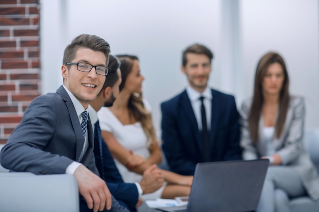 Empresário sorridente nos empresários do local de trabalho