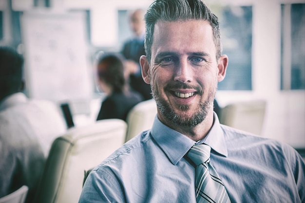 Empresário sorridente sentado no escritório