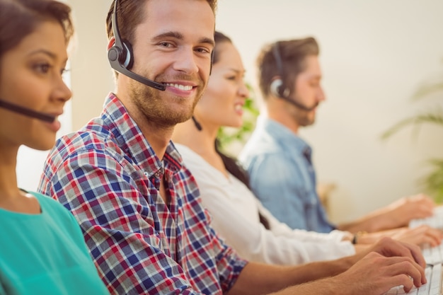 Empresário sorridente trabalhando em um call center