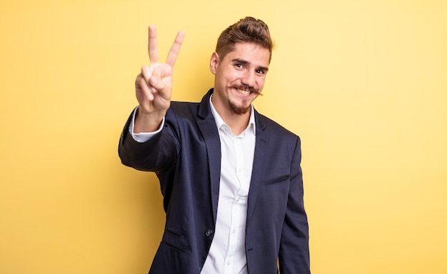 Empresário sorrindo e parecendo amigável, mostrando o número dois