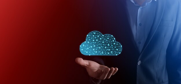 Empresario sostenga el icono de la nube. Concepto de computación en la nube: conecte el teléfono inteligente a la nube. tecnólogo de información de red informática con teléfono inteligente.Concepto de Big Data.Low poly,poligonal