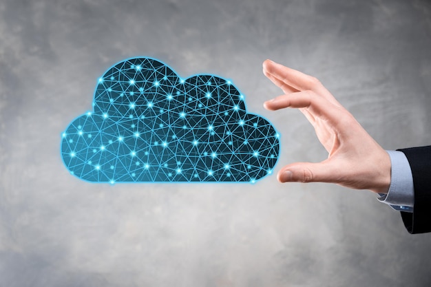 Empresario sostenga el icono de la nube. Concepto de computación en la nube: conecte el teléfono inteligente a la nube. tecnólogo de información de red informática con teléfono inteligente.Concepto de Big Data.Low poly,poligonal