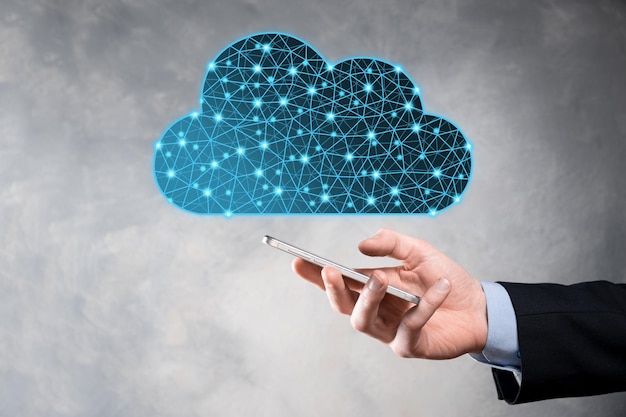Empresario sostenga el icono de la nube. Concepto de computación en la nube: conecte el teléfono inteligente a la nube. tecnólogo de información de red informática con teléfono inteligente.Concepto de Big Data.Low poly,poligonal