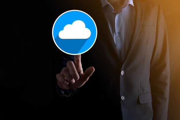 Empresario sostenga el icono de la nube. Concepto de computación en la nube: conecte el teléfono inteligente a la nube. Tecnólogo de información de red informática con teléfono inteligente. Concepto de datos grandes. Iconos planos con sombras largas.