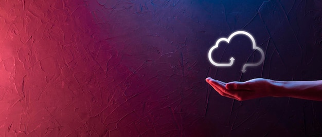 Empresario sostenga el icono de la nube. Concepto de computación en la nube: conecte el teléfono inteligente a la nube. tecnólogo de información de redes informáticas con teléfono inteligente. Concepto de datos grandes.