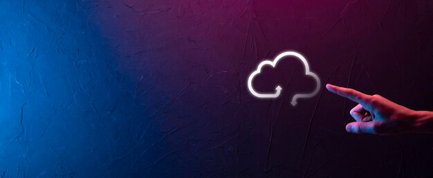 Empresario sostenga el icono de la nube. Concepto de computación en la nube: conecte el teléfono inteligente a la nube. tecnólogo de información de redes informáticas con teléfono inteligente. Concepto de datos grandes.