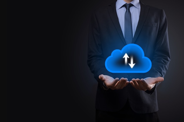 Empresario sostenga el icono de la nube. Concepto de computación en la nube: conecte el teléfono inteligente a la nube. tecnólogo de información de redes informáticas con teléfono inteligente. Concepto de datos grandes.