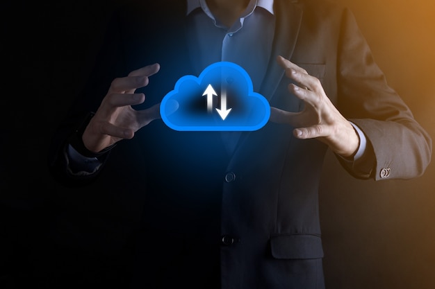 Empresario sostenga el icono de la nube. Concepto de computación en la nube: conecte el teléfono inteligente a la nube. tecnólogo de información de redes informáticas con teléfono inteligente. Concepto de datos grandes.