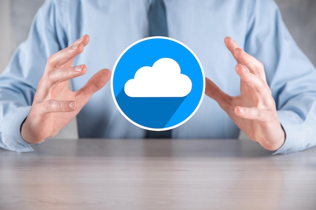 Foto empresario sostenga el icono de la nube. concepto de computación en la nube: conecte el teléfono inteligente a la nube. tecnólogo de información de redes informáticas con teléfonos inteligentes. concepto de datos grandes. iconos planos con sombras largas