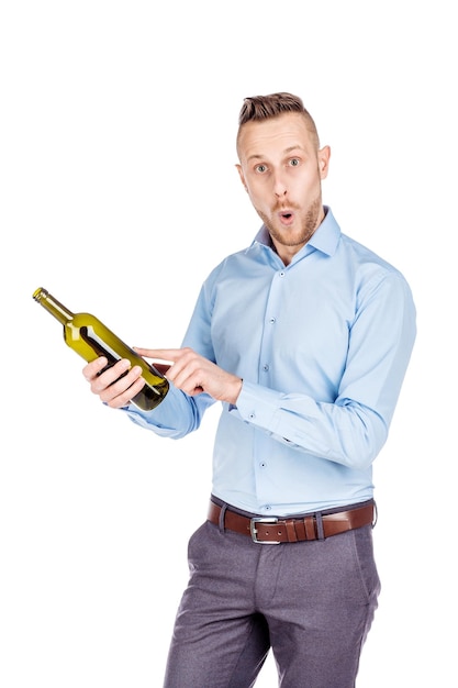 Empresario sosteniendo una botella de vino aislado en blanco backgroundxAxA