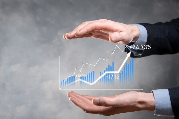 Empresario sosteniendo el crecimiento del gráfico y el aumento de los indicadores positivos del gráfico en su negocioInversión hasta el conceptoanalizar datos de ventas y economía estrategia y planificación Mercadeo digital y acciones