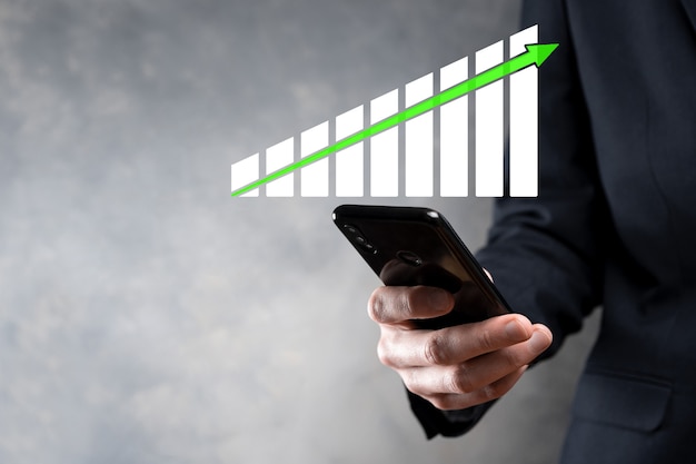 Empresario sosteniendo el crecimiento del gráfico y el aumento de los indicadores positivos del gráfico en su negocioInversión hasta el conceptoanalizar datos de ventas y economía estrategia y planificación Mercadeo digital y acciones