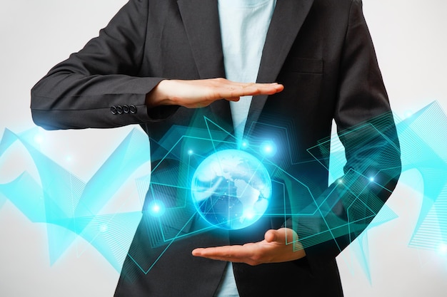 Empresario sosteniendo el globo digital holograma brillante Concepr de negocios e innovación