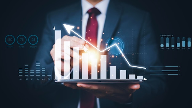 Empresario sosteniendo gráfico de barras de tableta de análisis y cambios financieros en la nueva planificación Ideas y perspectivas de crecimiento empresarial Inversión en acciones y rendimiento de dividendos de los negocios en el nuevo año