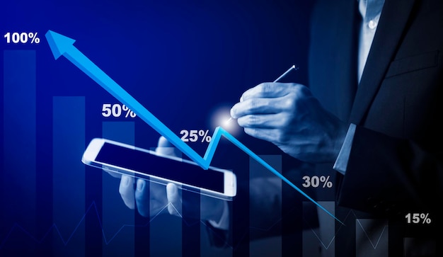 Empresario sosteniendo un gráfico de barras de tableta de análisis y finanzas, cambios en la nueva planificación, crecimiento empresarial, ideas y perspectivas, inversión en acciones y rendimiento de dividendos de los negocios en el nuevo año