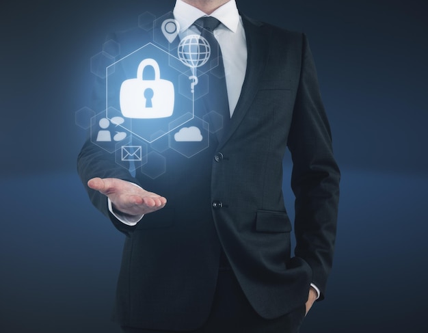 Empresario sosteniendo un holograma de ciberseguridad abstracto en un interior azul oscuro Concepto de seguridad empresarial digital