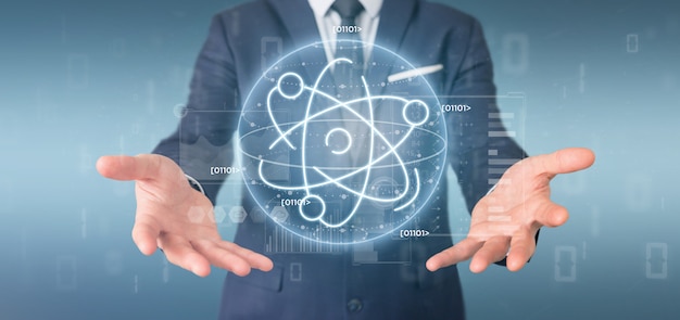 Empresario sosteniendo un icono de átomo rodeado de datos