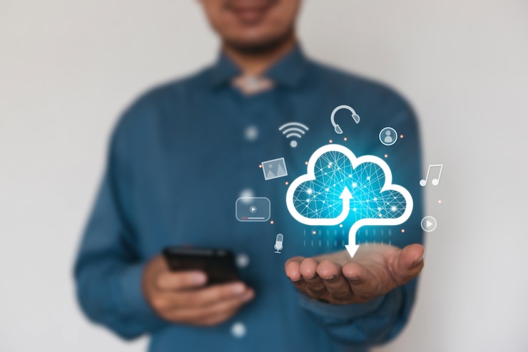 Foto empresario sosteniendo un icono de datos en la nube con luz. computación de datos en red. concepto de seguridad informática de negocios de seguros.