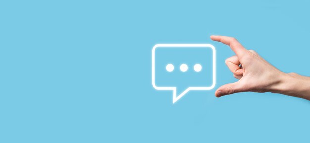 Empresario sosteniendo un icono de mensaje, señal de notificación de conversación de burbujas en sus manos. Icono de chat, icono de sms, icono de comentarios, burbujas de voz