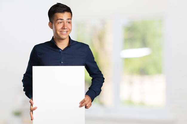 Empresario sosteniendo un letrero en blanco