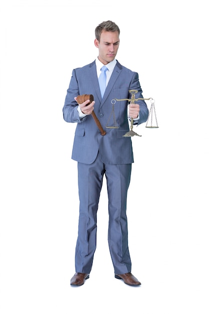Empresario sosteniendo martillo y equilibrio