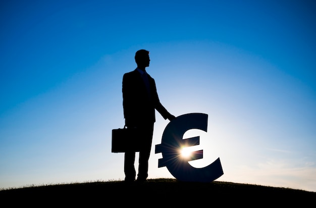 Empresario sosteniendo el signo de moneda EURO
