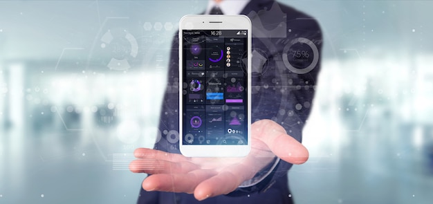 Foto empresario sosteniendo smartphone con datos de interfaz de usuario en la pantalla