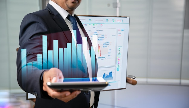 Empresario sosteniendo tableta con diagrama