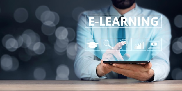 Empresario sosteniendo tableta con e-learning. concepto de internet y redes