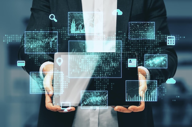 Empresario sosteniendo tableta con interfaz de negocios digital