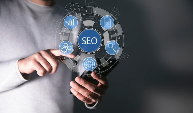 Empresario sosteniendo tableta con Seo