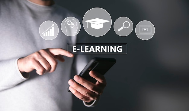 Empresario sosteniendo una tableta con texto de aprendizaje electrónico en la pantalla virtual